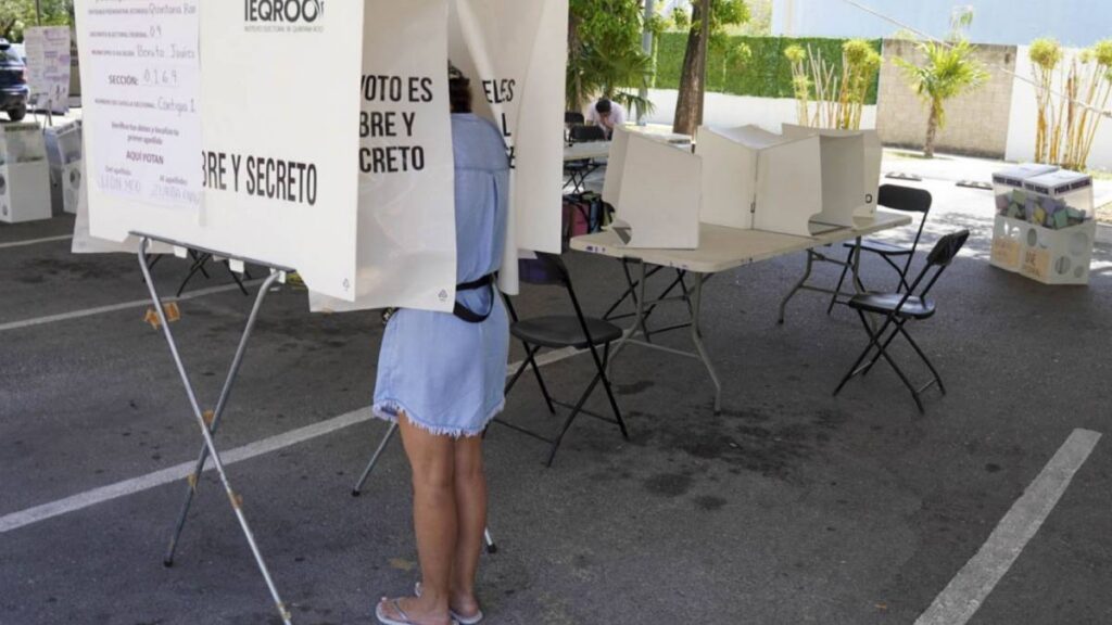 Ciudadana ejerciendo su voto en México.
