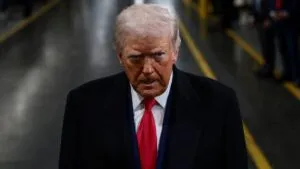 Trump elogia aranceles, habla del petróleo de Venezuela y lanza mensaje a Irán