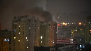 Rusia bombardea Ucrania con misil hipersónico y drones, tras rechazar despliegue militar europeo