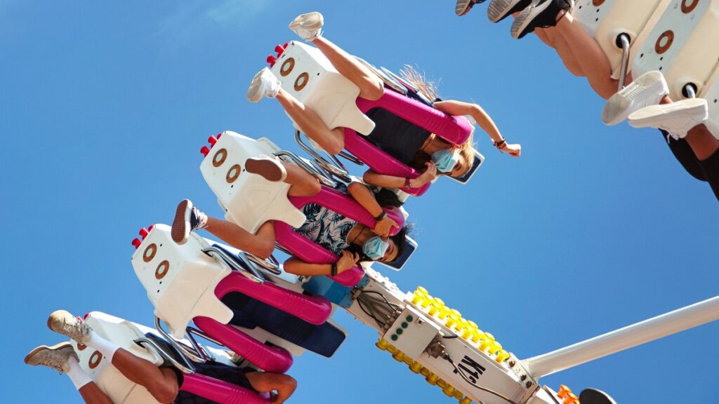 salen-volando-3-personas-de-juego-mecanico-en-puebla