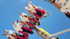 Salen volando 3 personas de juego mecánico en Puebla