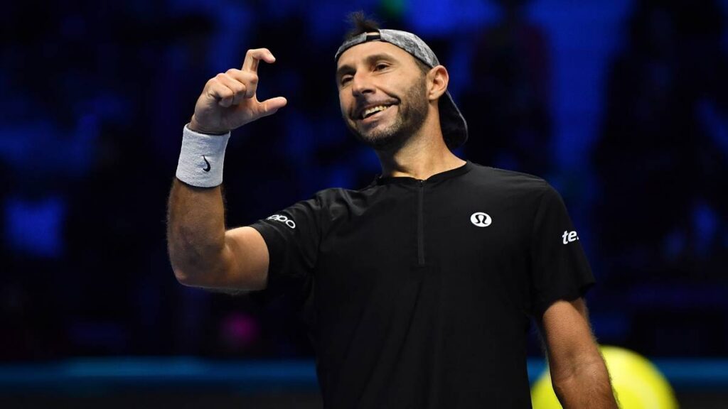 Santiago González avanza a segunda ronda del Abierto de Australia 2026