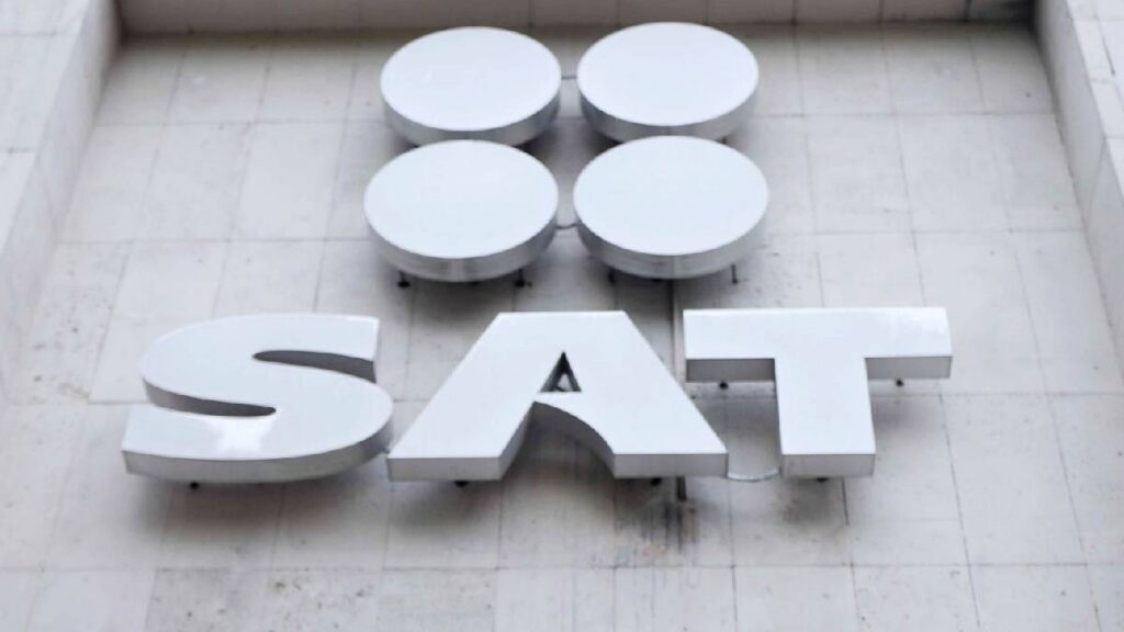 SAT confirma multas de hasta 122 mil pesos a quien exija la Constancia de Situación Fiscal para emitir facturas.