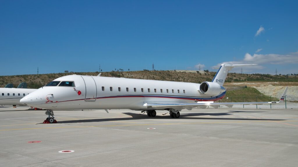 Se estrella avión con 8 personas a bordo al despegar de aeropuerto en Maine, Estados Unidos