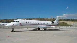 Se estrella avión con 8 personas a bordo al despegar de aeropuerto en Maine, Estados Unidos