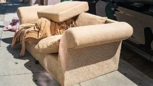 De la sala al camión de basura: sacó el sillón a lavar y desapareció