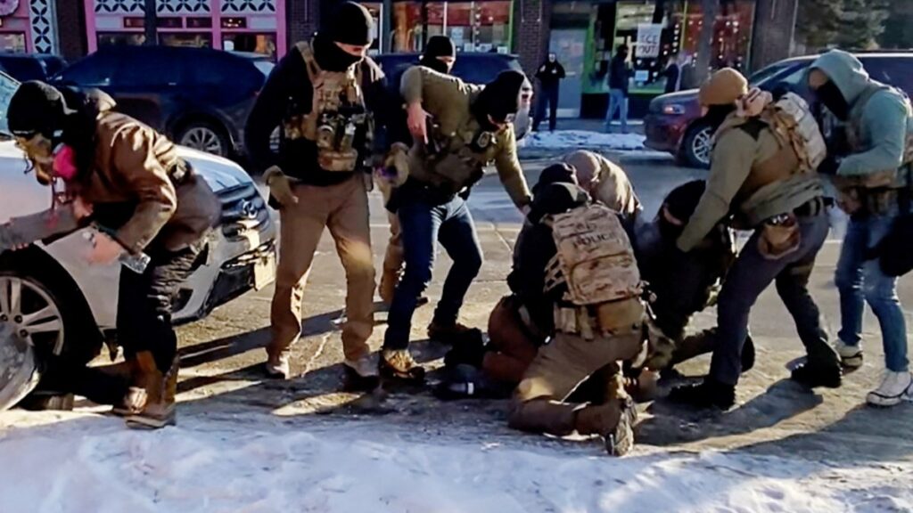 Según video, agente ya había desarmado a Alex Pretti antes de que fuera baleado en Minneapolis