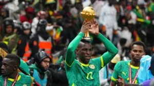 Polémica arbitral y abandono momentáneo de Senegal marcan dramática final ante Marruecos