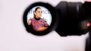 Sheinbaum busca estrategia para combatir videos falsos y fraudes generados con IA