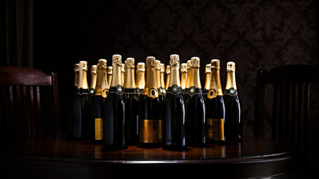 Si Macron no se une al Consejo de Paz para Gaza, Trump impondrá aranceles de 200% a vinos franceses