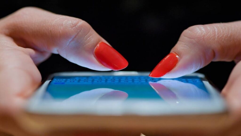 Si tienes una línea Telcel, hay dos formas de hacer el registro y una puede ser desde casa