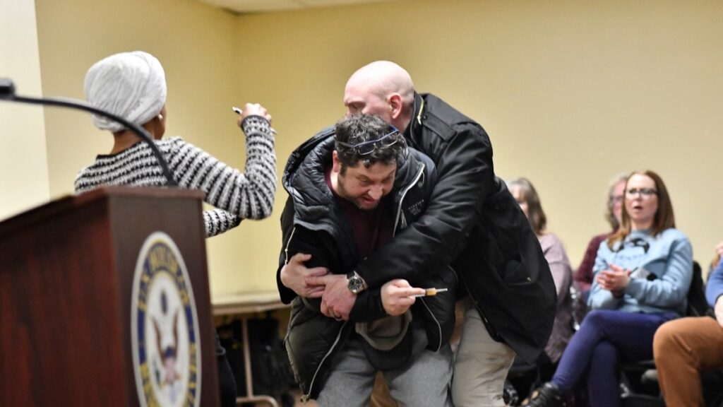 Sujeto ataca a congresista demócrata rociándola con líquido desconocido en discurso en Minneapolis