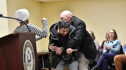 Sujeto ataca a congresista demócrata rociándola con líquido desconocido durante discurso en Minneapolis
