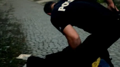 Sujeto intenta robar y queda atrapado en una pared en Puebla