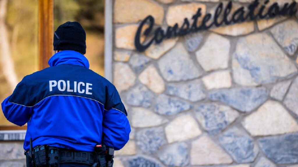 Suman 40 personas muertas por incendio de bar en estación de esquí en Suiza