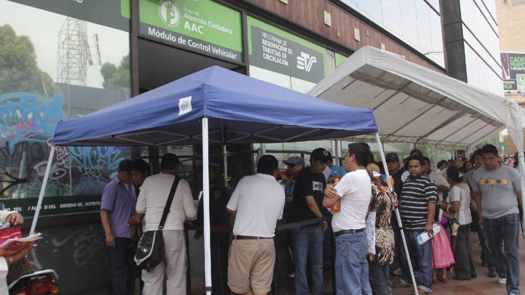 El refrendo 2026 en CDMX cuesta 760 pesos y exenta la tenencia; Edomex aún no anuncia cambios oficiales.