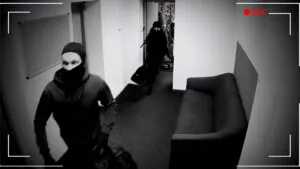 “¡Tírate al piso!”: intentan someter a presunto ladrón en tienda, pero se les escapa en CDMX