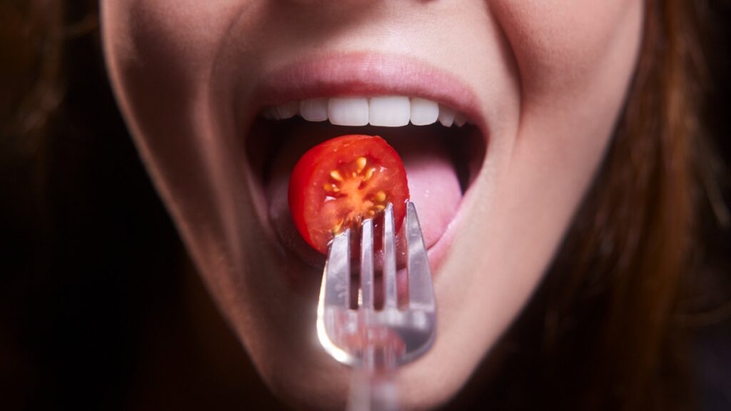 Tomates y salud bucal: estudio los vincula con menor riesgo de enfermedad en encías