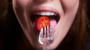 ¿Te gustan los tomates? Estudio los vincula con menor riesgo de enfermedad en encías