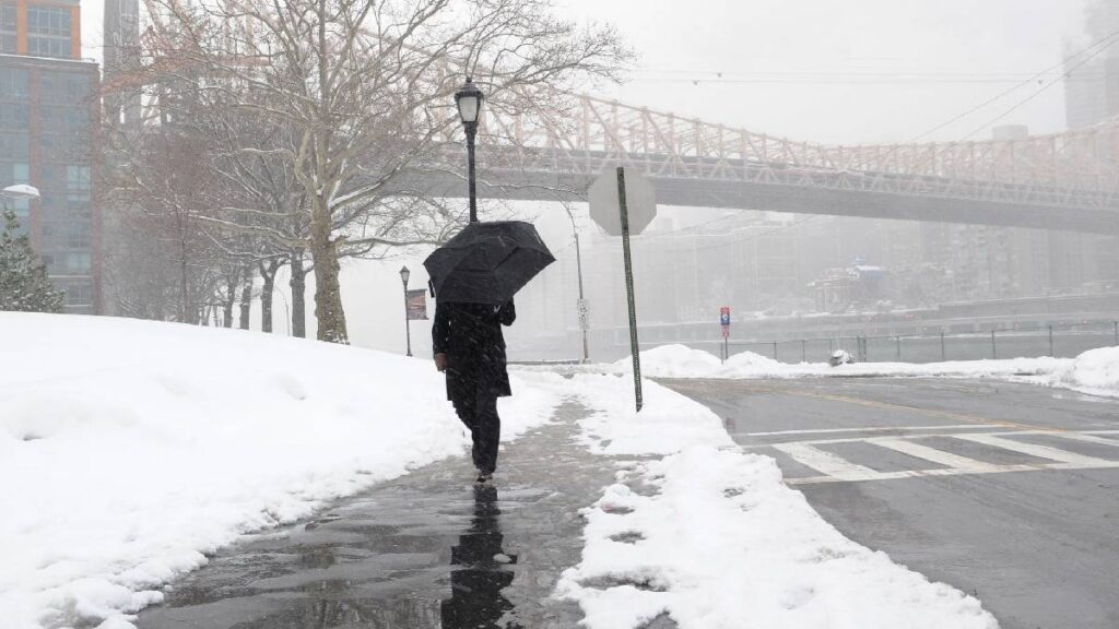 Tormenta invernal “catastrófica” podría causar hielo, apagones y caos vial en el sur de EE.UU