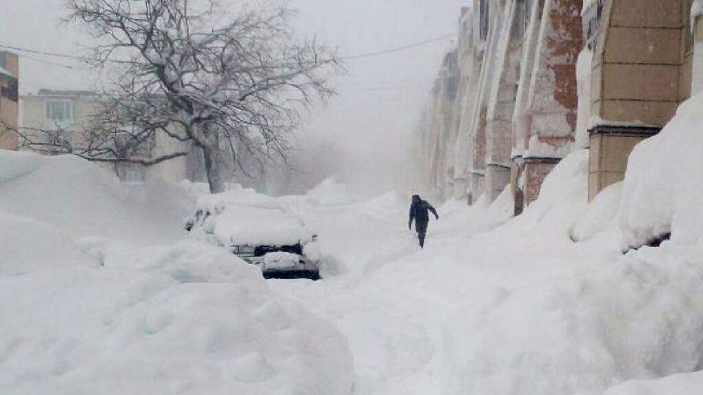 Tormentas de nieve entierran ciudad de Rusia y dejan muertos; ve impactantes imágenes