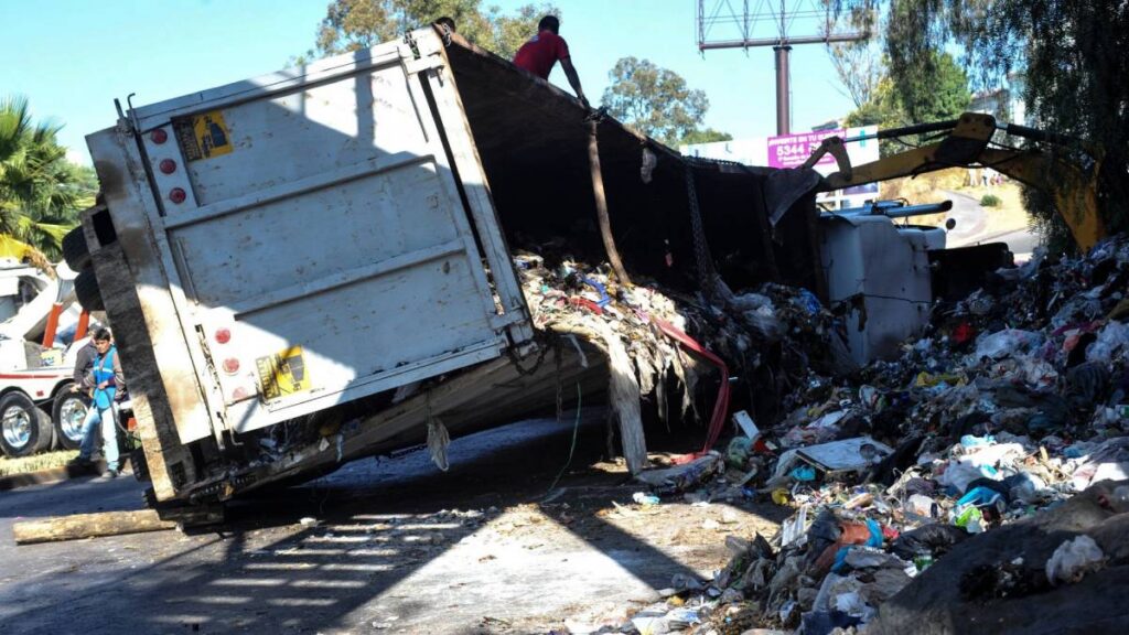 Tráfico lento por volcadura de tráiler.