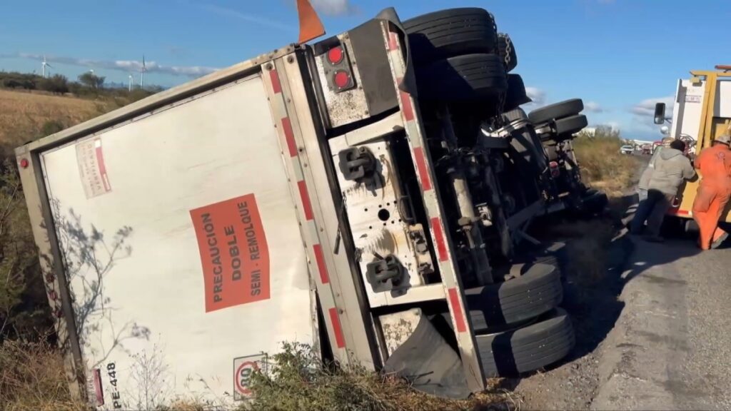 Traileros desafían al viento en el Istmo de Tehuantepec; hay más de 40 varados en La Ventosa