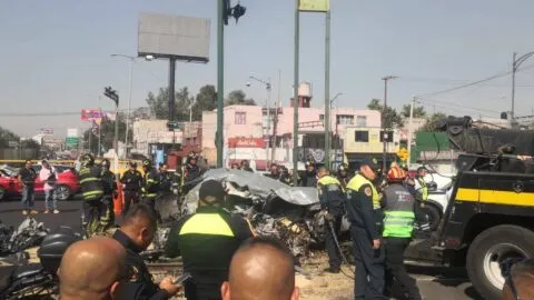 Imágenes fuertes: intenta ganarle el paso al tren, queda prensado y vive para contarlo en CDMX