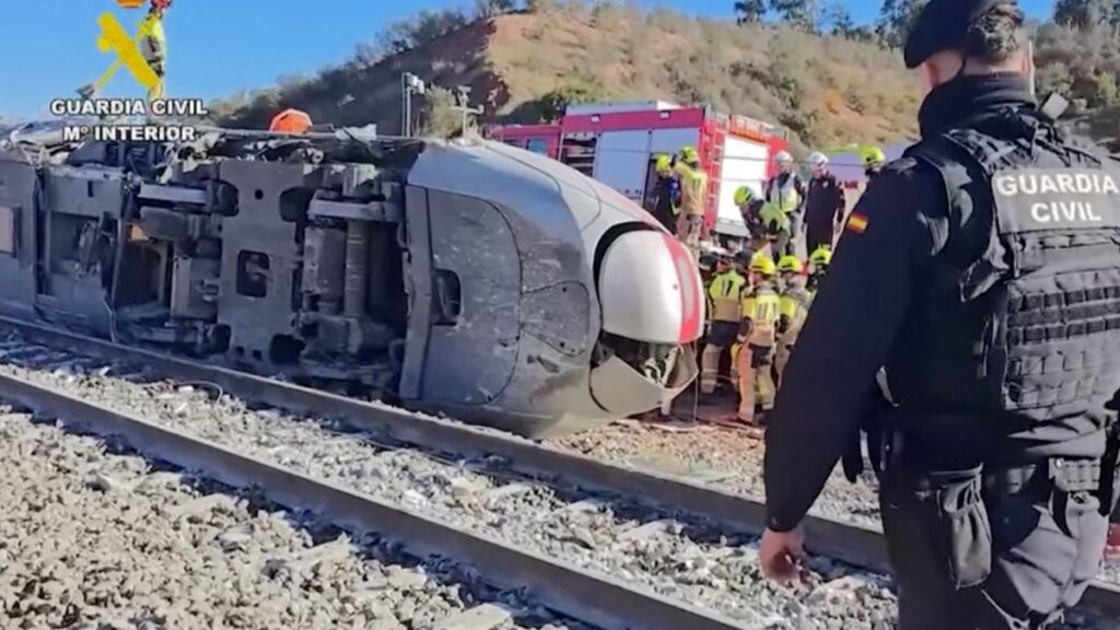 Suman 39 muertos por choque de trenes en en España. AFP