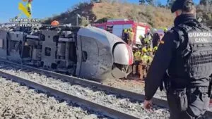 Primeras imágenes aéreas muestran magnitud de accidente de trenes en España