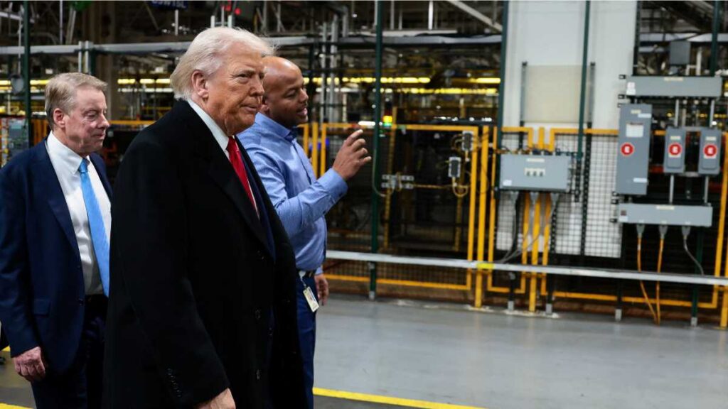 Trump responde con insultos a obrero en Detroit