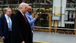 Obrero llama “protector de pedófilos” a Trump y él le responde con grosería