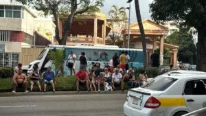 Imágenes del sismo de 6.5 en Acapulco; deslaves carreteros y desalojo de miles de turistas