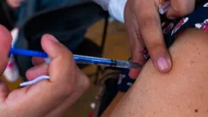 Llaman  a vacunarse contra el sarampión; el mayor riesgo es su alta capacidad de transmisión