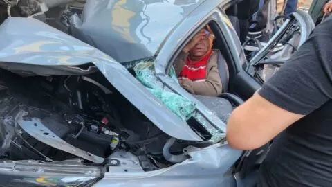 Video del momento en que tren se lleva a auto y conductor queda prensado en la CDMX