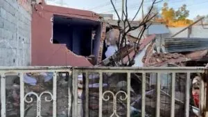 Explosión por fuga de gas LP derrumba vivienda y afecta a 24 casas en Aguascalientes