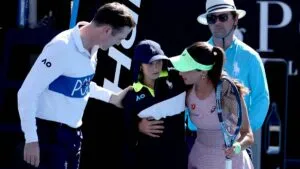 Zeynep Sönmez detiene su partido en el Australian Open para ayudar a una ball girl que se desmayó