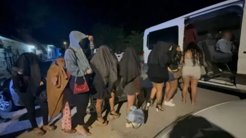 Rescatan a 17 mujeres víctimas de trata en bar de Quintana Roo