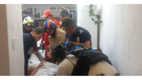 Se mete a bañar y acaba en un socavón de 4 metros de profundidad