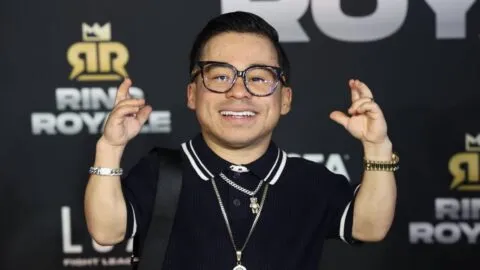 Cargan a Abelito en alfombra de Premio Lo Nuestro 2026, pese a que ha dicho que le molesta que lo levanten