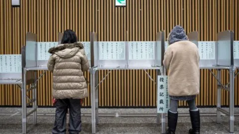 Abren casillas electorales en Japón por elecciones legislativas anticipadas; se prevé que Takaichi se consolide