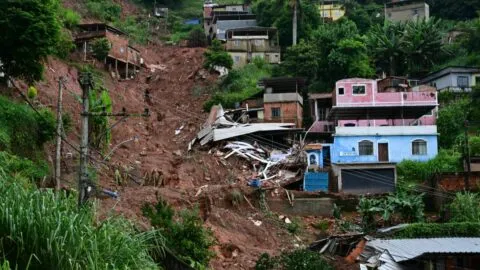 Sube a 55 la cifra de muertos por lluvias torrenciales en Brasil; continúan búsquedas