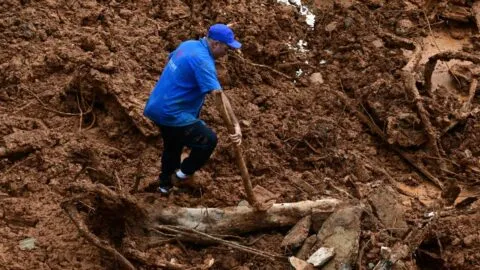 Rescatistas y familiares buscan a más de 30 desaparecidos tras lluvias torrenciales en Brasil