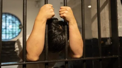 Agrede a dos mujeres policía y termina detenido en Puebla