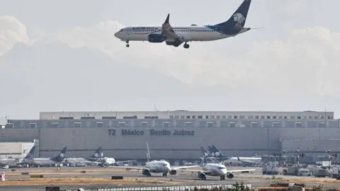 Mantenimiento en el AICM afectará estacionamiento; llaman a usar Metrobús