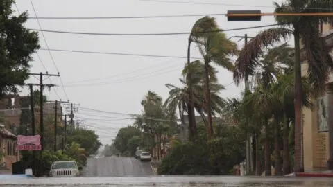 Frente frío 35 provocará lluvias y vientos fuertes en Baja California; mantiene clases en línea
