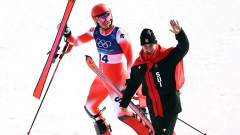 Suiza gana oro, pero la plata se define de forma increíble en slalom combinado de Milano Cortina