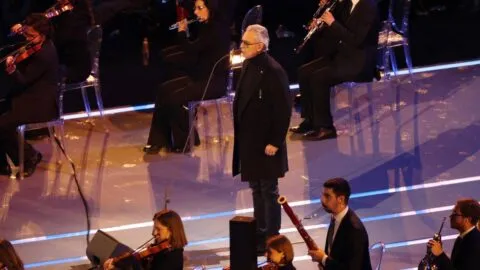 Andrea Bocelli sorprende con su voz durante en los Juegos Olímpicos de Invierno Milano Cortina 2026