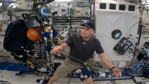 Astronauta explica cómo se juega al  yoyo en el espacio bajo gravedad cero