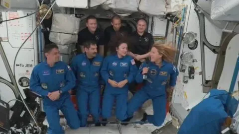 Crew-12 llega a la Estación Espacial Internacional tras evacuación médica